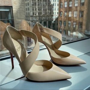 Christian Louboutin's Patent grade 100 Pumps
Size 38